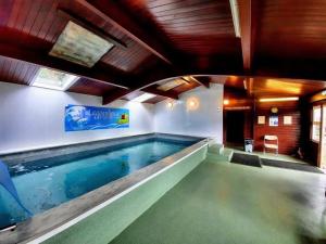 una gran piscina en una casa en 4 Squirrel View en Stranraer