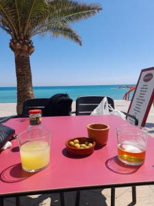 ビナロスにあるMaison à 1 minute de la plageのピンクのテーブル(ドリンク、フルーツボウル付)