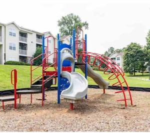 um parque infantil com escorrega num parque em King Beds 2- Smart TVs-Free Parking-Patio em Greensboro