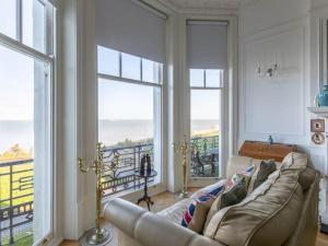 Zona d'estar a Walpole View - Balcony Apartment - Stunning Seafront Views -TV over bath -2mins beach