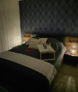 Un dormitorio con una cama con una mesa. en Chazi, en Toulouse