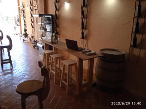 un bar con un computer portatile su un tavolo in una stanza di Señorio de Quevedo a Villanueva de los Infantes
