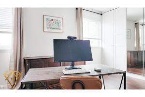 un monitor de ordenador sobre un escritorio en Executive luxury for work or play in DC! en Washington