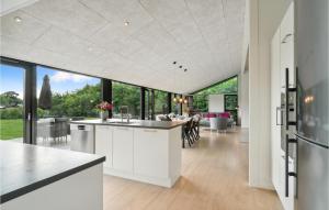 エーベルトフトにある4 Bedroom Awesome Home In Ebeltoftの庭園の景色を望むオープンキッチン&ダイニングルーム