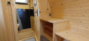 a wooden cabin with a shower and a toilet at Apple Tree Lodge in Lodè