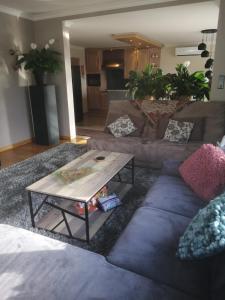 sala de estar con sofá y mesa de centro en Residentie Kathy Westende, en Middelkerke
