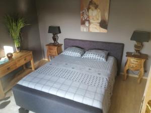 1 dormitorio con 1 cama con 2 mesitas de noche y 2 lámparas en Residentie Kathy Westende, en Middelkerke