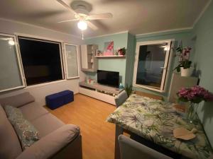 a living room with a couch and a table at Coqueto ático con vistas al mar y a la montaña Auto Check-in in Miami Platja