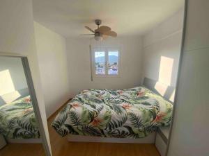 a small bedroom with a bed and a window at Coqueto ático con vistas al mar y a la montaña Auto Check-in in Miami Platja