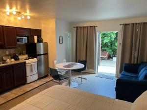 eine Küche und ein Wohnzimmer mit einem Tisch und einem Sofa in der Unterkunft Tiana Beach Inn in Hollywood Beach