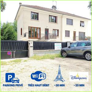 uma casa com um carro estacionado em frente em Studio entre Paris et Disney em Villiers-sur-Marne