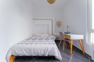 a bedroom with a bed and a desk and a table and chair at Coeur de ville #B2 - Centre ville, WIFI & NETFLIX - Proche transports - CHAMBRE PRIVEE dans logement partagé in Cholet