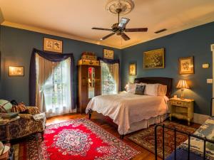 sypialnia z łóżkiem i wentylatorem sufitowym w obiekcie The Steamboat Inn w mieście Jefferson