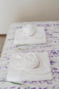 - un groupe de 3 serviettes blanches sur un lit dans l'établissement Apartamento Boutique estilo Provenzal, El Grao Valencia, à Valence