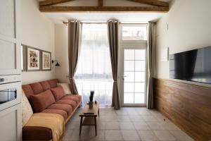 - un salon avec un canapé et une grande fenêtre dans l'établissement Apartamento Boutique estilo Provenzal, El Grao Valencia, à Valence