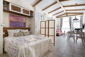 - une chambre avec un grand lit et une salle à manger dans l'établissement Apartamento Boutique estilo Provenzal, El Grao Valencia, à Valence