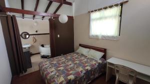 1 dormitorio con cama, mesa y ventana en BINNAH GUEST ROOM, en Moyobamba