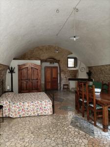 1 dormitorio con cama, mesa y piano en La casetta di Bianca en Sulmona