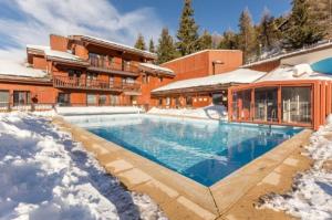 Bazén v ubytovaní Chez Angélique et Romain - Appartement agréable au pied des pistes alebo v jeho blízkosti