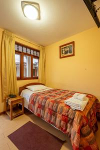 1 dormitorio con cama y ventana en Posada del Arriero -Hotel, en Chachapoyas