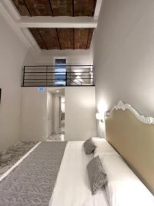 1 dormitorio con 1 cama en una habitación en MILUAR Luxury B&B - Vanvitelli en Nápoles