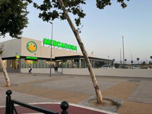 Et logo, certifikat, skilt eller en pris der bliver vist frem på Mercado y playa