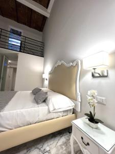 - une chambre avec un lit, une table et un miroir dans l'établissement MILUAR Luxury B&B - Vanvitelli, à Naples
