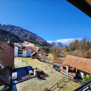 vista su un villaggio con montagne sullo sfondo di La Vita a Ravascletto