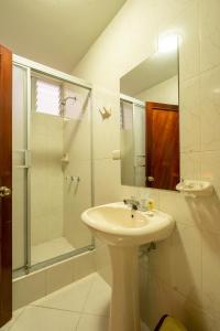 y baño con lavabo, ducha y espejo. en Posada del Arriero -Hotel, en Chachapoyas