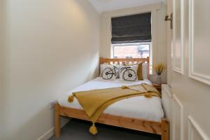 ein Schlafzimmer mit einem Bett mit zwei Fahrrädern darauf in der Unterkunft The Bs Cycle, 4 Bedroom, 2 Bathroom, House in Harrogate Centre in Harrogate