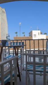une table et des chaises sur le toit d'un bâtiment dans l'établissement CABALLITO DE MAR, à Los Alcázares