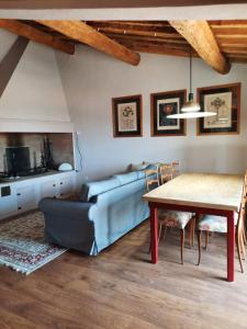 uma sala de estar com um sofá azul e uma mesa em Bellosguardo em Montefoscoli