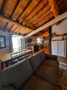 uma sala de estar com um sofá e uma mesa em Bellosguardo em Montefoscoli