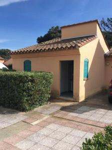 una pequeña casa con un coche aparcado delante de ella en Maisonnette eau turquoise en Argelès-sur-Mer