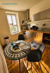 a kitchen with a table and chairs in a room at Appartement La Roche-Bernard - 60m² plein centre in La Roche-Bernard