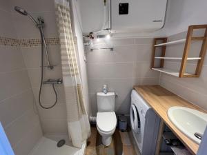 a bathroom with a toilet and a shower and a sink at Azur, a 100m du marché de Noel, appartement 4 personnes et parking privé in Le Barcarès