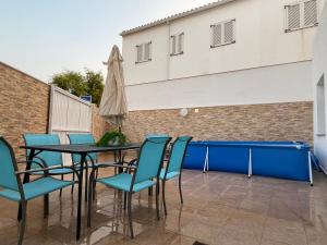 a patio with a table and chairs and an umbrella at Apartamento Casa Vivian in Merida