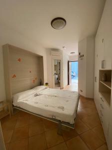 ein Schlafzimmer mit einem Bett in der Mitte eines Zimmers in der Unterkunft Casa dei Nonni in Ischia