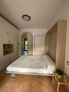 um quarto com uma cama grande num quarto em Casa dei Nonni em Ischia