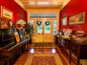 Pokój z czerwonymi ścianami i drzwiami z biurkiem w obiekcie The Steamboat Inn w mieście Jefferson