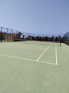 una pista de tenis con una red en Adam Home Origo Mare, en Lajares