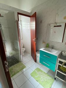 uma casa de banho com um chuveiro, um lavatório e um WC. em Gites VASSEAUX em Capesterre-Belle-Eau