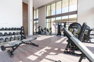 Fitness centrum a/nebo fitness zařízení v ubytování NEW! Studio in Azizi Farhad - 10min from Burj Khalifa