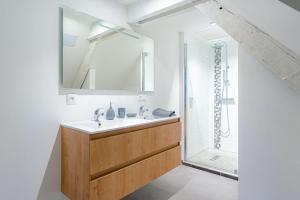 uma casa de banho com um lavatório e um chuveiro em Coeur de ville #H2- Central & Cosy - Logement partagé - Chambre privée em Cholet