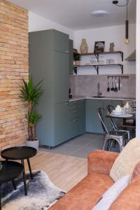 cocina y sala de estar con armarios azules en Cityscape Apartment ~ AC/Indoor parking/Balcony en Budapest