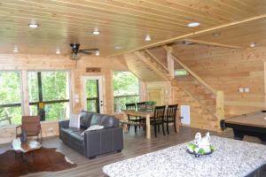 Ruang duduk di Counting Stars Luxury Cabin!