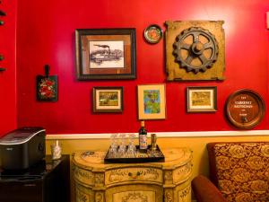 The Steamboat Inn في Jefferson: غرفة بجدار احمر مع طاولة وساعة