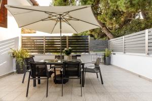 Um pátio ou outra área exterior em Azure Breeze - Coastal Chic Getaway by the Sea