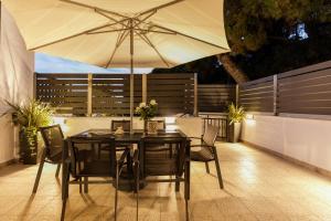 Um pátio ou outra área exterior em Azure Breeze - Coastal Chic Getaway by the Sea