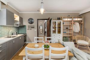 A cozinha ou kitchenette de Azure Breeze - Coastal Chic Getaway by the Sea